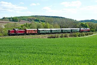 2025-04-27-030 Neuenrade Küntrop Hammer Eisenbahnfreunde im Plandienst im Hönnetal mit V200 033 und 212 079