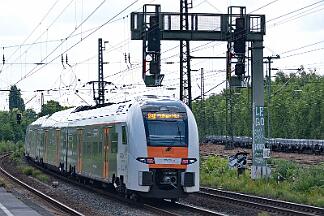 2025-07-10-015 Bochum Ehrenfeld 462 070 rollt auf dem Gegengleis am RE 16 vorbei.