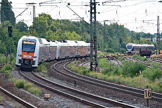 2025-07-10-017 Bochum Ehrenfeld 427 108 und 426 106 bleiben auf der Strecke stehen, nach 15 Minuten geht es weiter. 462 070 rollt auf dem Gegengleis am RE 16 vorbei.
