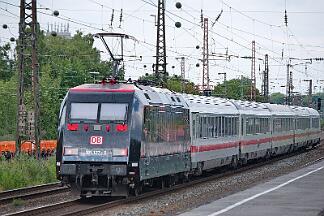 2025-07-10-035 Bochum Ehrenfeld IC 2157 mit der neuen Werbelok 101 127 auf dem Weg nach Gotha. Der erste Einsatz für die neu beklebte Lok.