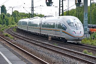 2025-07-10-052 Bochum Ehrenfeld 403 022 & 403 504 Regenbogen-ICE.