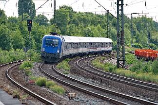 2025-07-10-054 Bochum Ehrenfeld 182 523 mit TRI-Ersatzzug als RE 11 nach Hamm.
