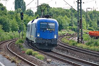 2025-07-10-055 Bochum Ehrenfeld 182 523 mit TRI-Ersatzzug als RE 11 nach Hamm.