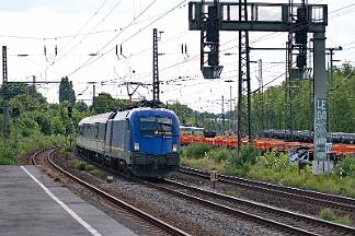 2025-07-10-056 Bochum Ehrenfeld 182 523 mit TRI-Ersatzzug als RE 11 nach Hamm.