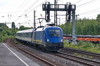 2025-07-10-057 Bochum Ehrenfeld 182 523 mit TRI-Ersatzzug als RE 11 nach Hamm.