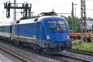 2025-07-10-059 Bochum Ehrenfeld 182 523 mit TRI-Ersatzzug als RE 11 nach Hamm.