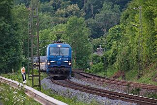 2025-07-14-001 Remagen Oberwinter 192 016 mit Autozug Richtung Norden. Wegen einer Störung in Brühl wird der Zug in Mehlem an die Seite genommen.