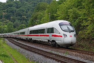 2025-07-14-012 Remagen Oberwinter 411 017 (vorne) und 411 055 auf dem Weg nach Wien.
