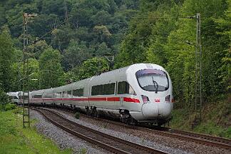 2025-07-14-013 Remagen Oberwinter 411 017 (vorne) und 411 055 auf dem Weg nach Wien.