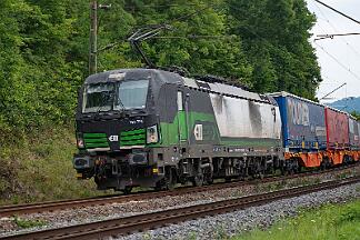2025-07-14-028 Remagen Oberwinter 193 724 mit Containern Richtung Süden. Wegen einer Störung in Koblenz wird der Zug in Brohl an die Seite genommen.