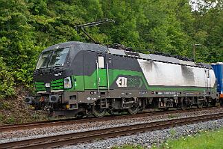 2025-07-14-029 Remagen Oberwinter 193 724 mit Containern Richtung Süden. Wegen einer Störung in Koblenz wird der Zug in Brohl an die Seite genommen.