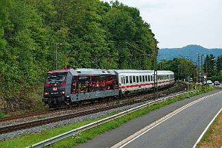 2025-07-14-037 Remagen Oberwinter Stark verspäteter IC 2013 auf dem Weg nach Oberstdorf mit der neuen Werbelok 101 127.