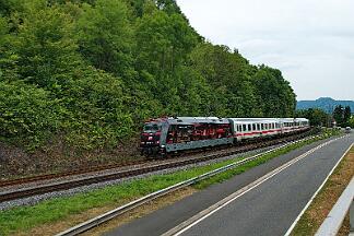 2025-07-14-038 Remagen Oberwinter Stark verspäteter IC 2013 auf dem Weg nach Oberstdorf mit der neuen Werbelok 101 127.