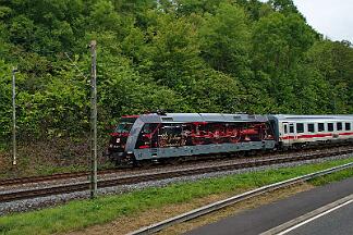 2025-07-14-039 Remagen Oberwinter Stark verspäteter IC 2013 auf dem Weg nach Oberstdorf mit der neuen Werbelok 101 127.