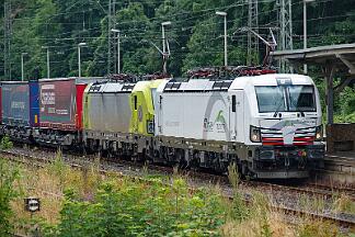 2025-07-14-041 Brohl 7193 310 (vorne) und 193 406 warten in Brohl auf Weiterfahrt. Wegen eines defekten Stellwerks in Brühl wird das noch dauern.