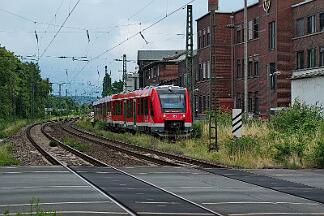 2025-07-14-051 Bonn Mehlem Ein RE 5 blockiert in Bonn-Mehlem das Gleis 2, dieser RB 30 wird über Gleis 3 