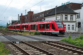 2025-07-14-052 Bonn Mehlem Ein RE 5 blockiert in Bonn-Mehlem das Gleis 2, dieser RB 30 wird über Gleis 3 