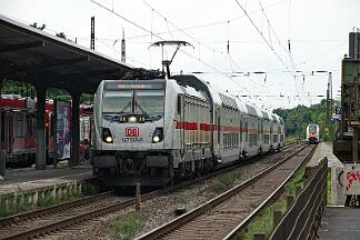 2025-07-14-053 Bonn Mehlem 147 568, rechts steht der RE 5 nach Oberhausen, der hier gestrandet ist.