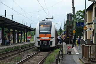 2025-07-14-056 Bonn Mehlem 462 074 steht ca. 45 Minuten in Mehlem hinter dem Bahnsteig, am Ausfahrtsignal. Dann rollt er zurück an den Bahnsteig, um später dann doch nach Oberhausen zu...