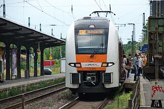 2025-07-14-058 Bonn Mehlem 462 074 steht ca. 45 Minuten in Mehlem hinter dem Bahnsteig, am Ausfahrtsignal. Dann rollt er zurück an den Bahnsteig, um später dann doch nach Oberhausen zu...