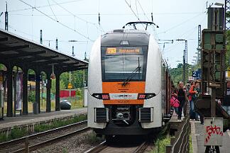 2025-07-14-059 Bonn Mehlem 462 074 steht ca. 45 Minuten in Mehlem hinter dem Bahnsteig, am Ausfahrtsignal. Dann rollt er zurück an den Bahnsteig, um später dann doch nach Oberhausen zu...