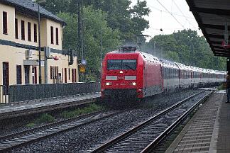 2025-07-14-062 Bonn Mehlem 101 138 mit EC 8 nach Hamburg.