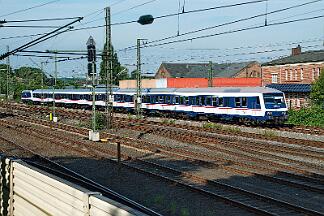 2025-07-18-001 Dortmund-Marten-Süd 145 040 fährt jetzt mit dem TRI-Ersatzzug die RE 3/RE 11-Runde. Leider war die Lok sonnentechnisch am falschen Ende.