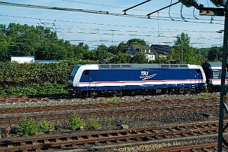 2025-07-18-003 Dortmund-Marten-Süd 145 040 fährt jetzt mit dem TRI-Ersatzzug die RE 3/RE 11-Runde. Leider war die Lok sonnentechnisch am falschen Ende.