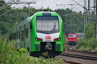 2025-07-31-052 Bochum Riemke 193 335 wartet in der Abstellung auf Weiterfahrt.