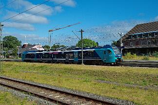 2025-08-16-008 Flensburg 526 002 hat Flensburg erreicht und fährt zurück bis Schleibrücke. ZUm Aufladen des Akku´s ist der Stromabnehmer am Fahrdraht.