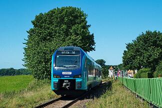 2025-08-17-019 Rieseby Schleibrücke 526 050 fährt zurück nach Kiel.