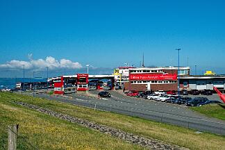 2025-08-18-002 Dagebüll Mole Dieser Triebwagen besteht aus 628 505 und 628 506. Hier mit Kurswagen für den IC nach Köln.