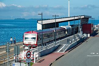 2025-08-18-004 Dagebüll Mole Dieser Triebwagen besteht aus 628 505 und 628 506. Hier mit Kurswagen für den IC nach Köln.