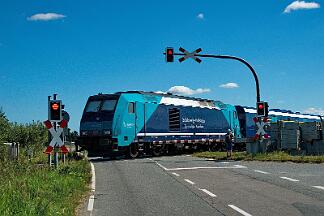 2025-08-18-051 Emmelsbüll Lehnshallig 246 001 schiebt eine modernisierte Married Pair-Garnitur.