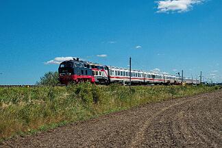 2025-08-18-054 Emmelsbüll Lehnshallig 218 497 mit IC 2214 nach Westerland.