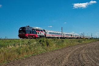2025-08-18-055 Emmelsbüll Lehnshallig 218 497 mit IC 2214 nach Westerland.