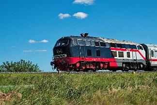 2025-08-18-056 Emmelsbüll Lehnshallig 218 497 mit IC 2214 nach Westerland.