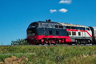 2025-08-18-057 Emmelsbüll Lehnshallig 218 497 mit IC 2214 nach Westerland.