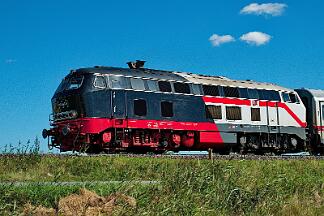 2025-08-18-058 Emmelsbüll Lehnshallig 218 497 mit IC 2214 nach Westerland.