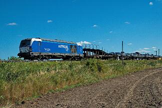 2025-08-18-060 Emmelsbüll Lehnshallig 247 908 mit Autozug nach Westerland.