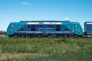 2025-08-18-082 Emmelsbüll Lehnshallig 245 204 schiebt die zweite modernisierte Married Pair-Garnitur Richtung Niebüll.