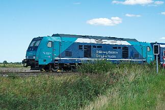 2025-08-18-083 Emmelsbüll Lehnshallig 245 204 schiebt die zweite modernisierte Married Pair-Garnitur Richtung Niebüll.
