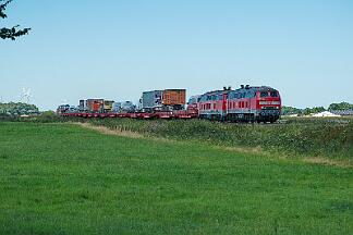 2025-08-18-090 Emmelsbüll Lehnshallig 218 832 (vorne) und 218 366 ziehen einen Autozug nach Niebüll.