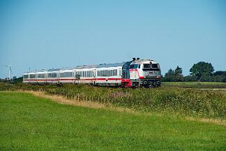 2025-08-18-094 Emmelsbüll Lehnshallig 218 497 zieht den IC 2215 nach Köln, in Itzehoe wird eine 101 den Zug übernehmen.