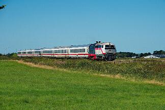 2025-08-18-095 Emmelsbüll Lehnshallig 218 497 zieht den IC 2215 nach Köln, in Itzehoe wird eine 101 den Zug übernehmen.