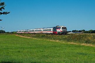 2025-08-18-096 Emmelsbüll Lehnshallig 218 497 zieht den IC 2215 nach Köln, in Itzehoe wird eine 101 den Zug übernehmen.