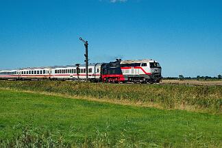 2025-08-18-098 Emmelsbüll Lehnshallig 218 497 zieht den IC 2215 nach Köln, in Itzehoe wird eine 101 den Zug übernehmen.