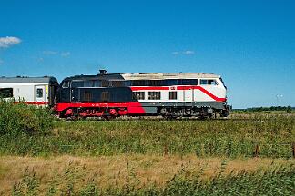 2025-08-18-101 Emmelsbüll Lehnshallig 218 497 zieht den IC 2215 nach Köln, in Itzehoe wird eine 101 den Zug übernehmen.