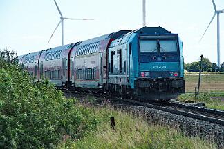 2025-08-18-105 Emmelsbüll Lehnshallig 245 210 mit einer Dosto-Garnirtur nach Hamburg-Altona.