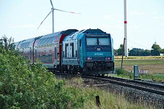 2025-08-18-106 Emmelsbüll Lehnshallig 245 210 mit einer Dosto-Garnirtur nach Hamburg-Altona.